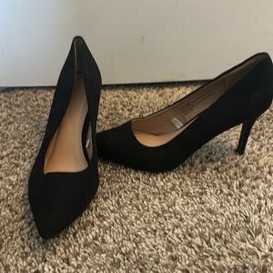 Black pumps